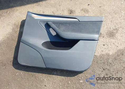 2024 Tesla Model Y Long Range Dual Motor All-Wheel Drive z USA, uszkodzony, nr VIN 7SAYGDEE9RA244223